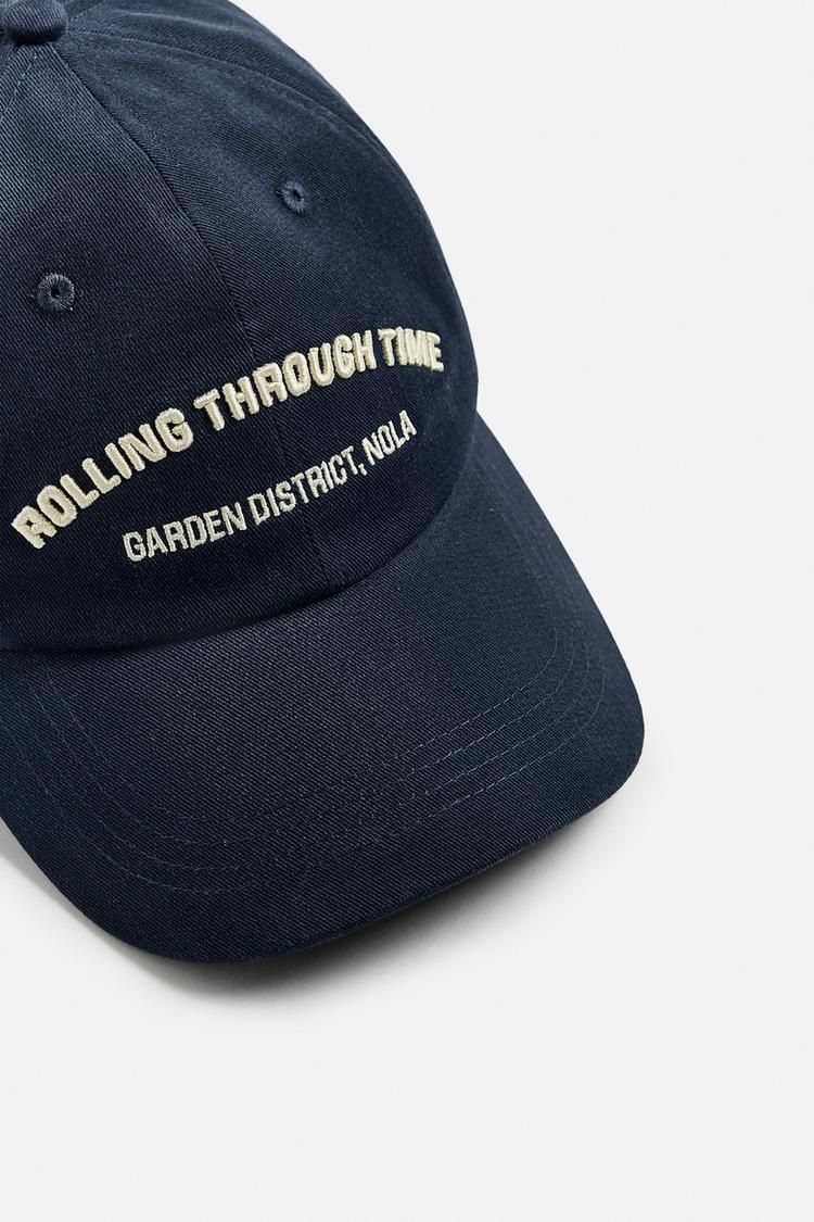 BERRETTO CON RICAMO A CONTRASTO