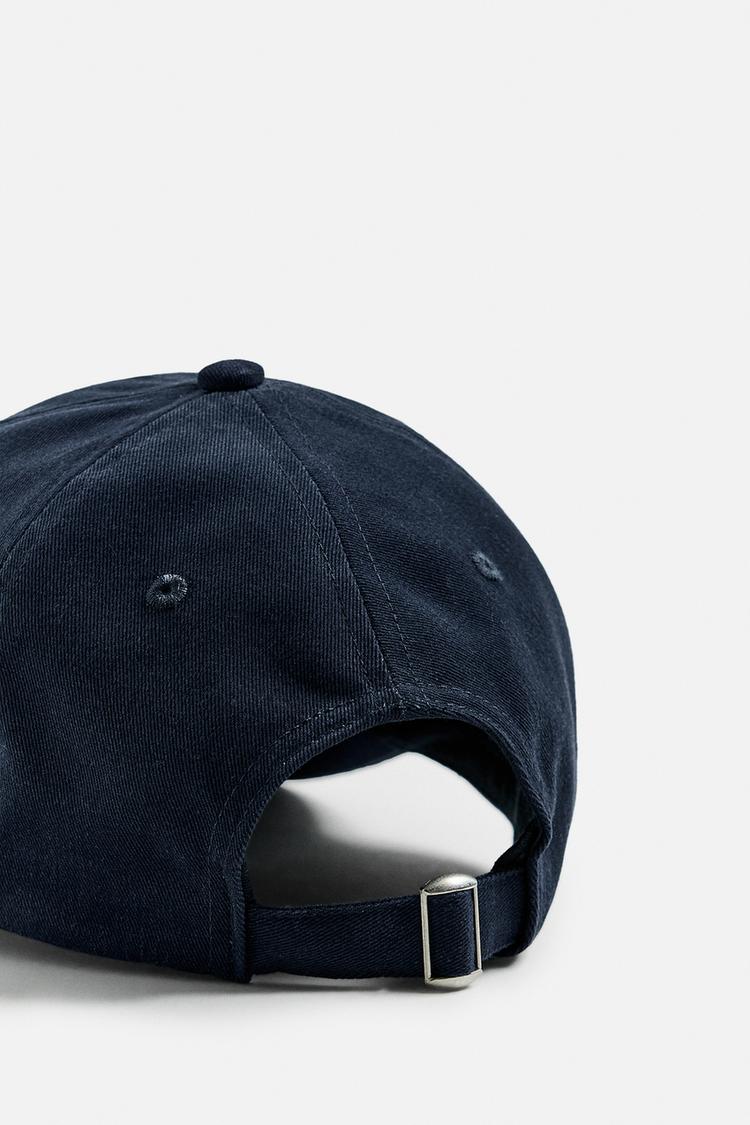 BERRETTO CON RICAMO A CONTRASTO