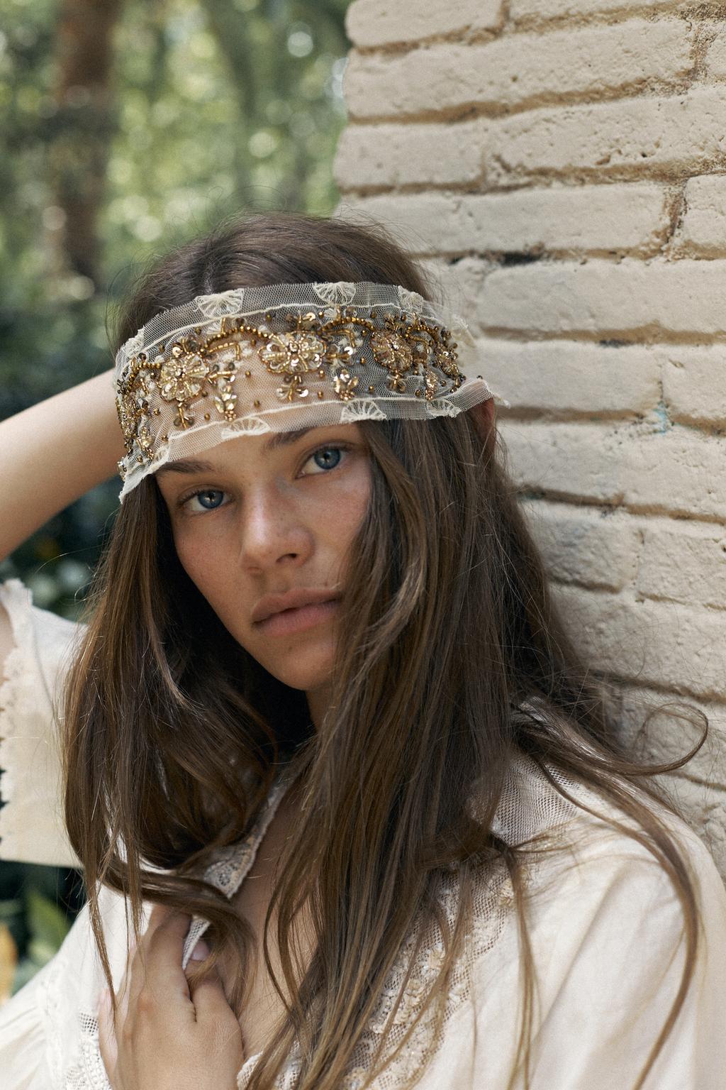 ACCESSORIO MULTIPOSIZIONE CON RICAMO DI PERLINE IN EDIZIONE LIMITATA